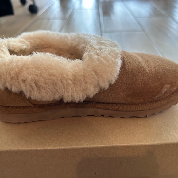 Ugg slippers - Picture 1 of 2